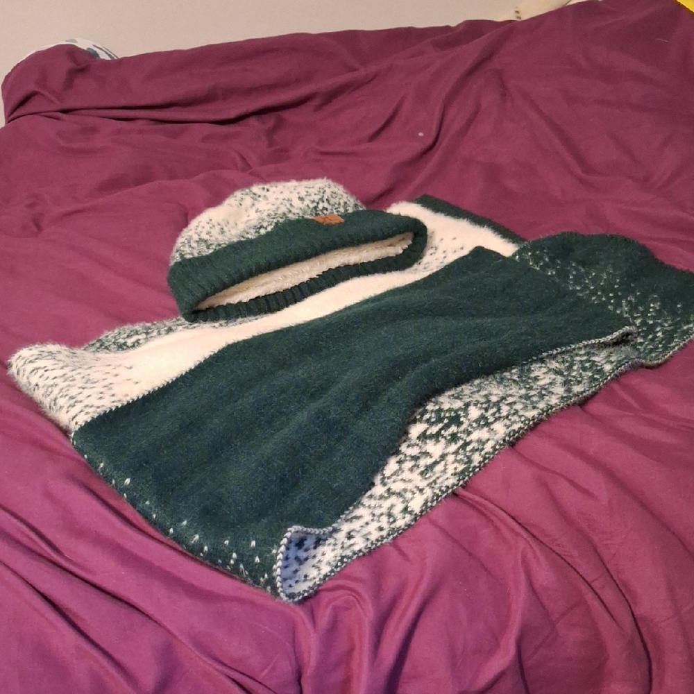 Green and white hat and scarf set